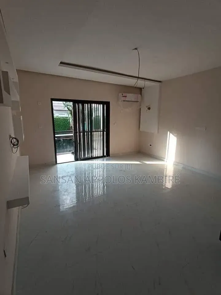 3chbre Appartement dans Appartement De Bonne, Cocody à Louer
