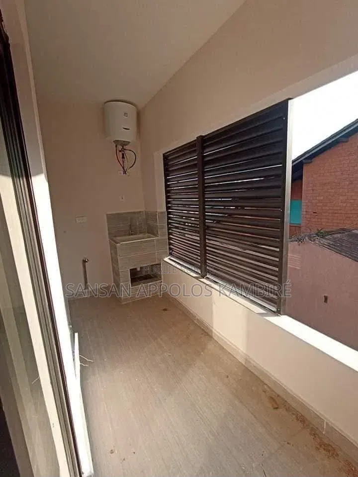 3chbre Appartement dans Appartement De Bonne, Cocody à Louer