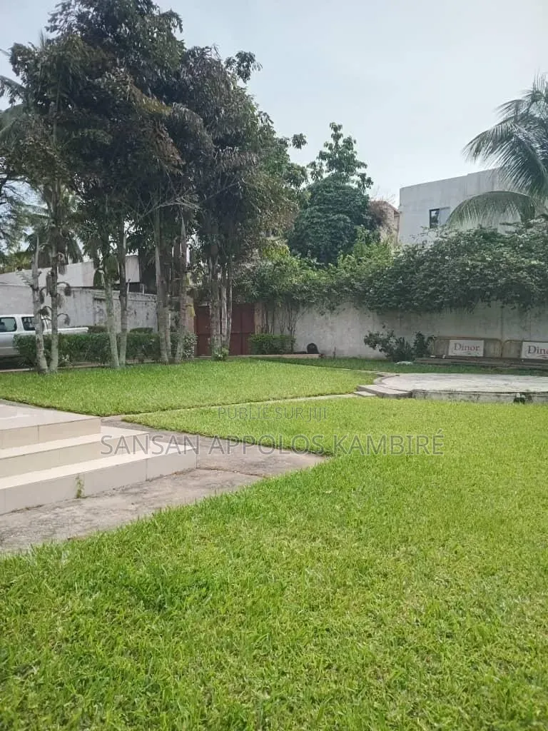 3chbre Villa dans En Vente Une Villa 4, Cocody à Vendre