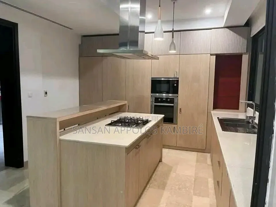 5chbre Villa dans Une Excellente Villa, Cocody à Vendre