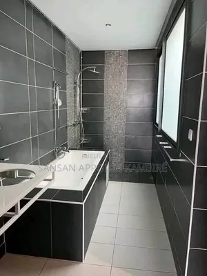 5chbre Villa dans Une Excellente Villa, Cocody à Vendre