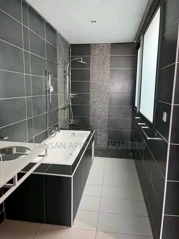 5chbre Villa dans Une Excellente Villa, Cocody à Vendre