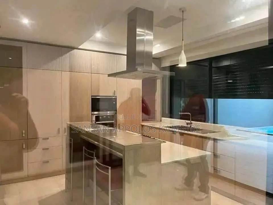 5chbre Villa dans Une Excellente Villa, Cocody à Vendre