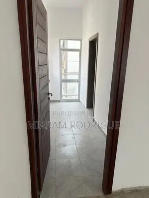 Immeuble R+5 en Vente À Abidjan