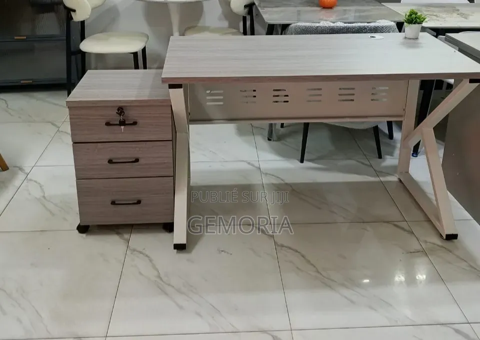 Table Bureau Avec 3 Tiroirs À Roulettes Pivotantes