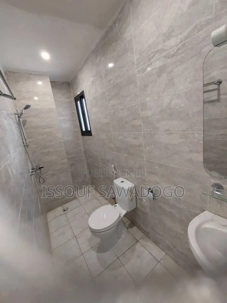 2chbre Appartement dans Isbank-Group, Cocody à Vendre