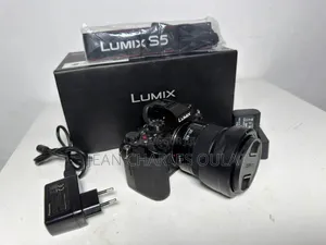 Panasonic Lumix S5 + Lumix 20-60mm