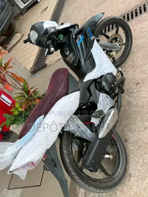 Nouveau TVS Rockz 125 2024 Bleu