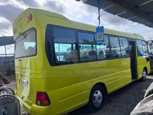 Hyundai County 2018 Jaune