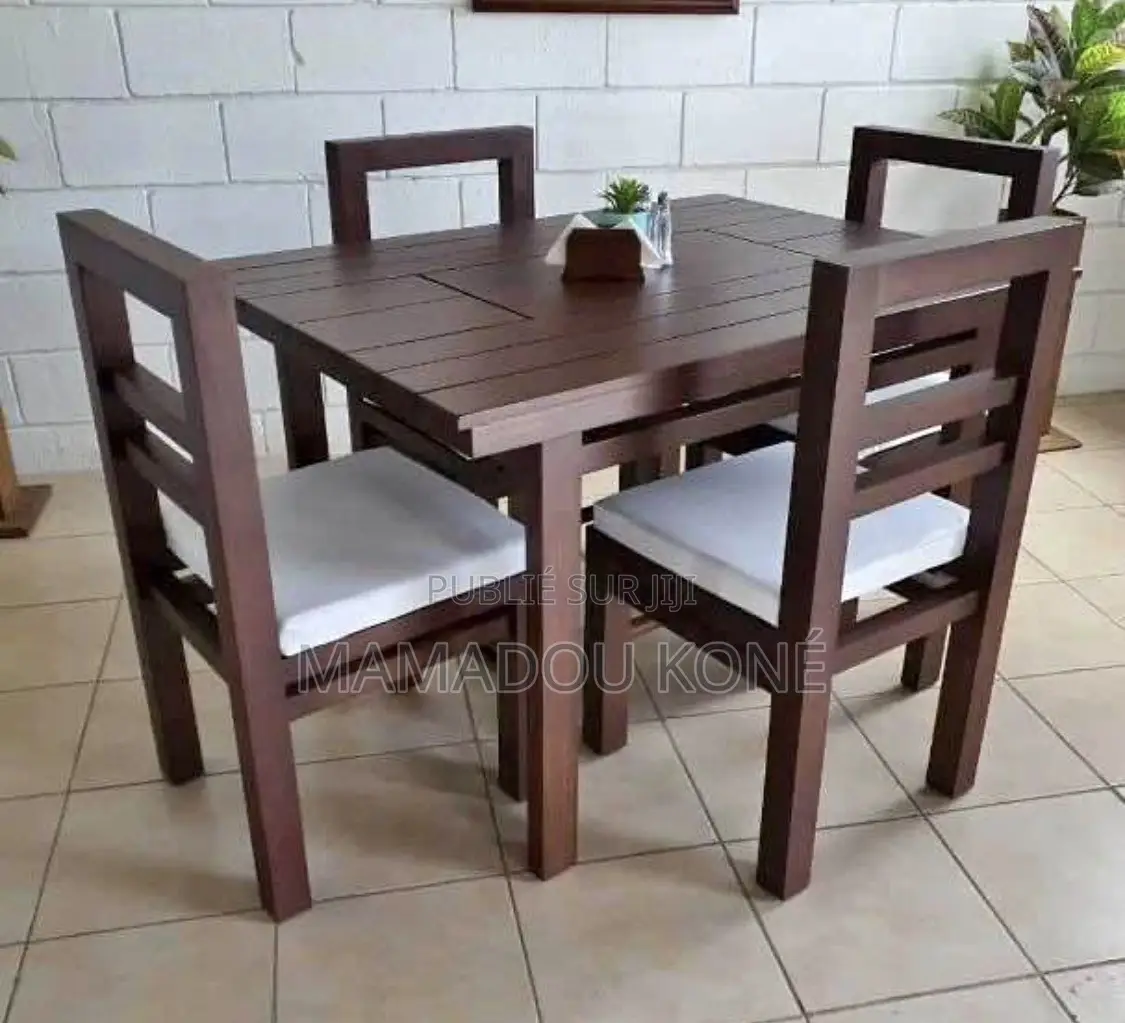 Table À Manger Plus 04 Chaises en Bois