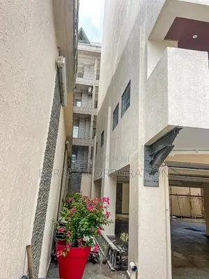 20chbre Blocs d'appartements dans Beraka Corporation, Cocody à Vendre