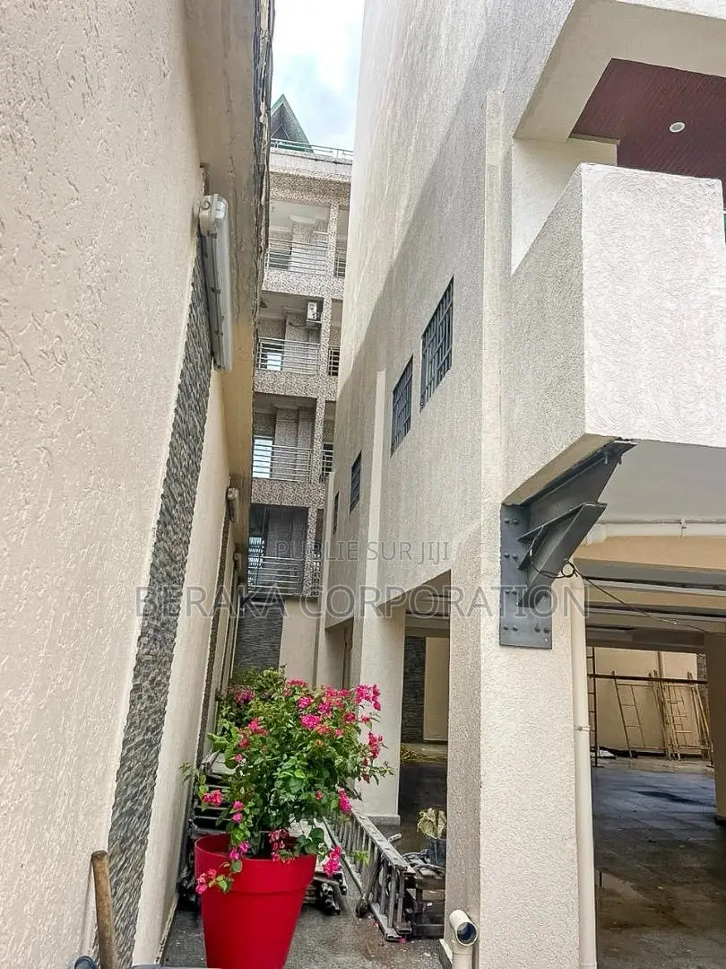 20chbre Blocs d'appartements dans Beraka Corporation, Cocody à Vendre