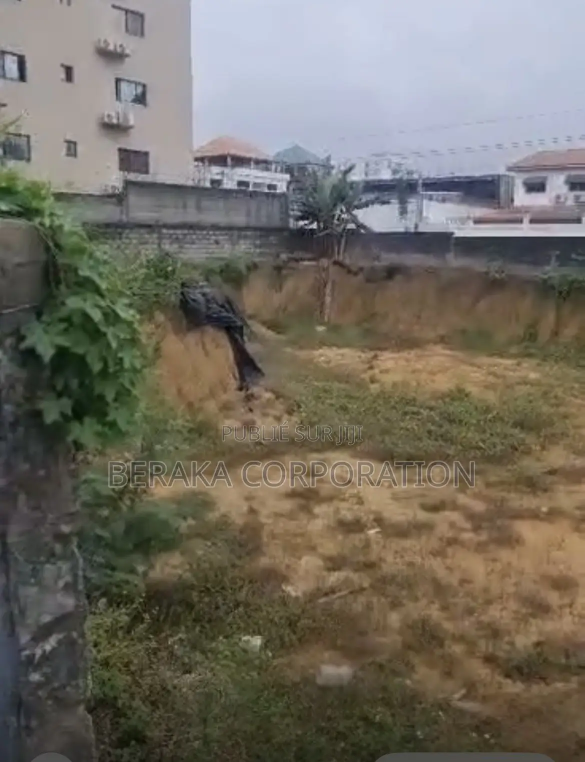 🏡 TERRAIN À VENDRE – MBADON 📍 Voie Principale, À 100 M De L’Ambassad