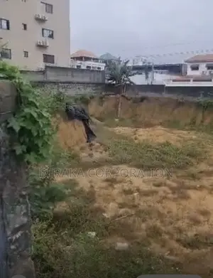 🏡 TERRAIN À VENDRE – MBADON 📍 Voie Principale, À 100 M De L’Ambassad