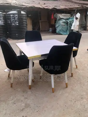 Table À Manger De Très Bonne Qualité