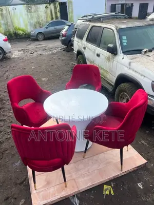 Table À Manger De Très Bonne Qualité