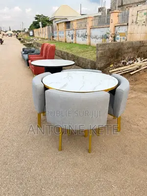 Table À Manger De Très Bonne Qualité