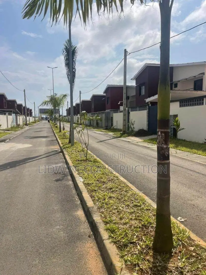 4chbre Duplex dans Grand-Bassam à Vendre