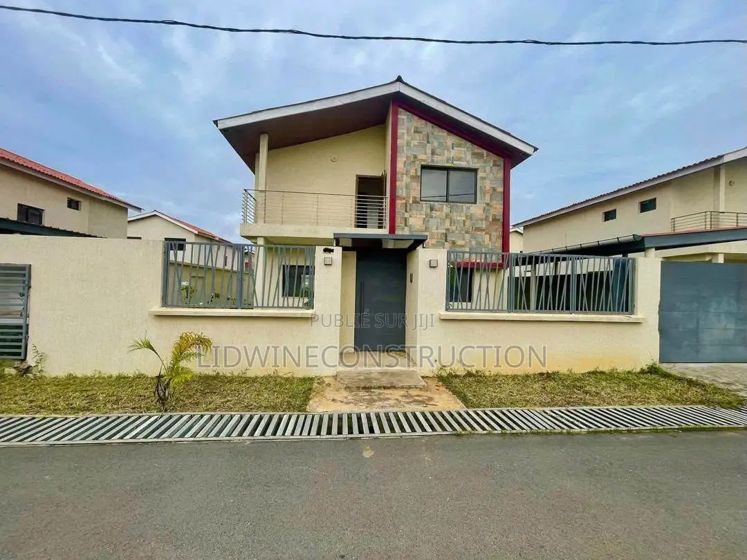 4chbre Duplex dans Grand-Bassam à Vendre