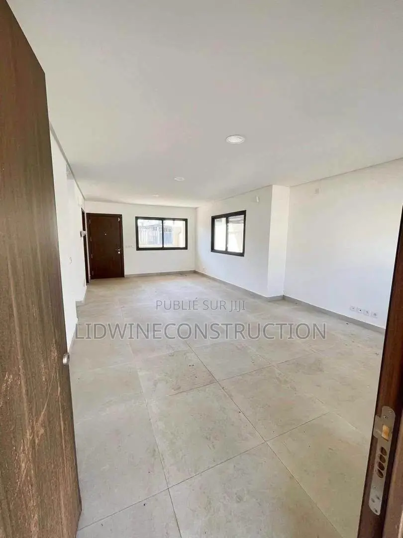 4chbre Duplex dans Grand-Bassam à Vendre