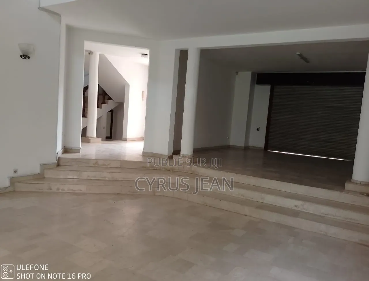 8chbre Duplex dans Mona Immobilier, Cocody à Louer