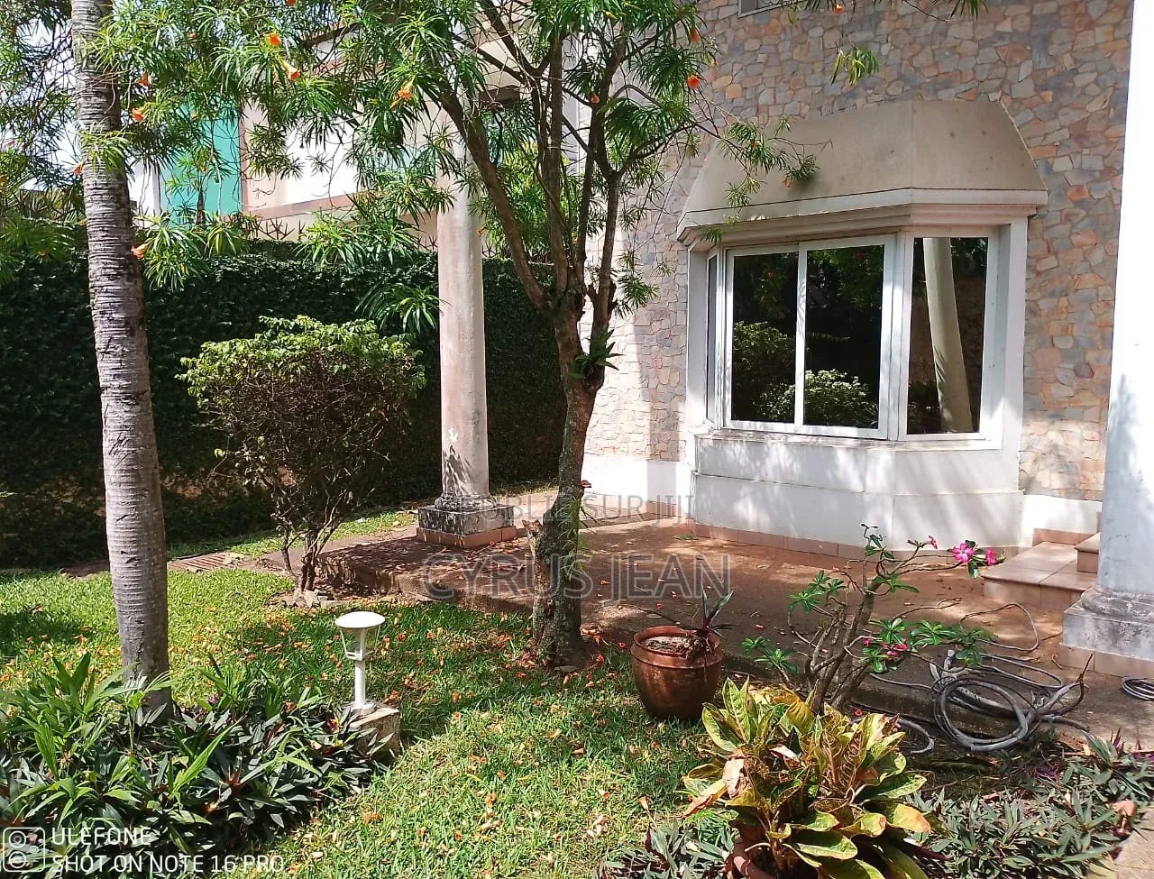 8chbre Duplex dans Mona Immobilier, Cocody à Louer