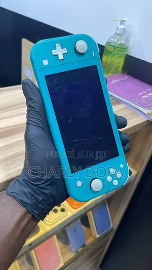 NITENDO SWITCH LIGHT en Bon État