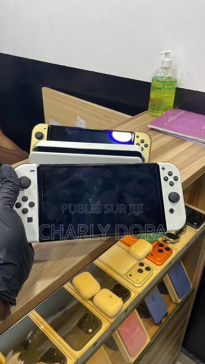 NINTENDO Switch Oled Très Propre