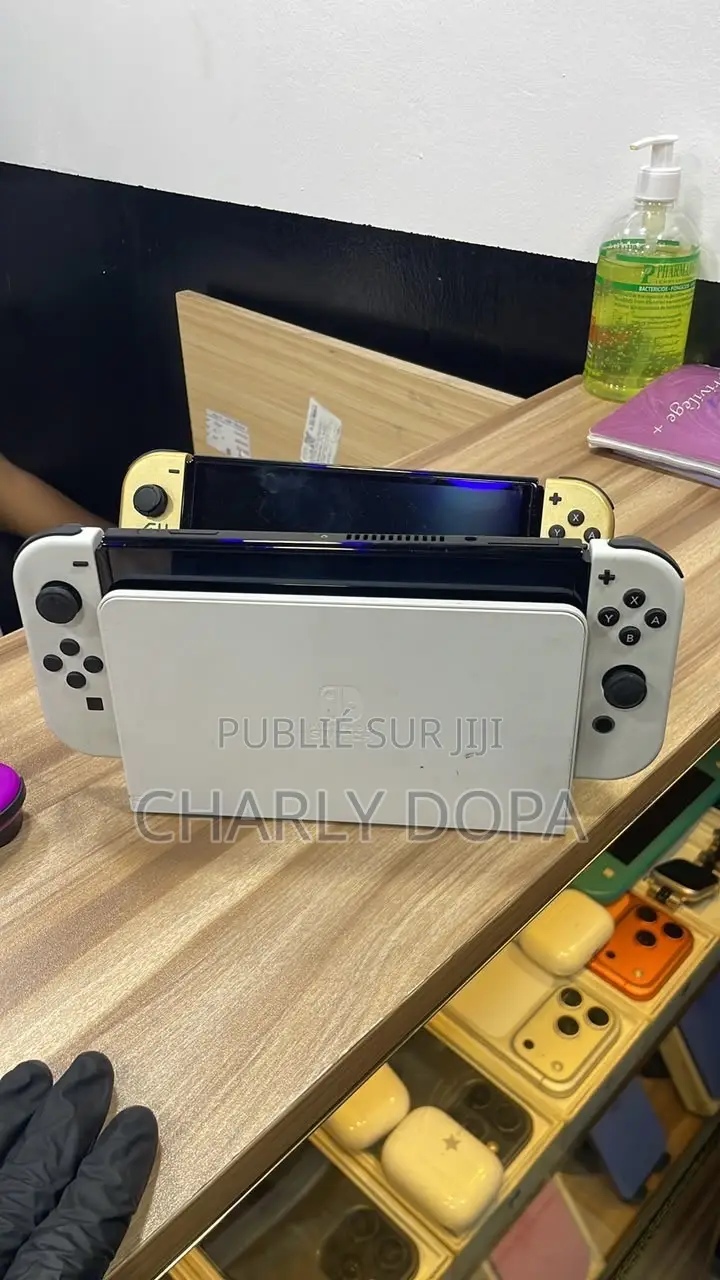 NINTENDO Switch Oled Très Propre