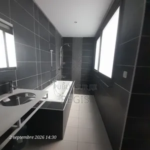 5chbre Duplex dans Regis, Cocody à Louer