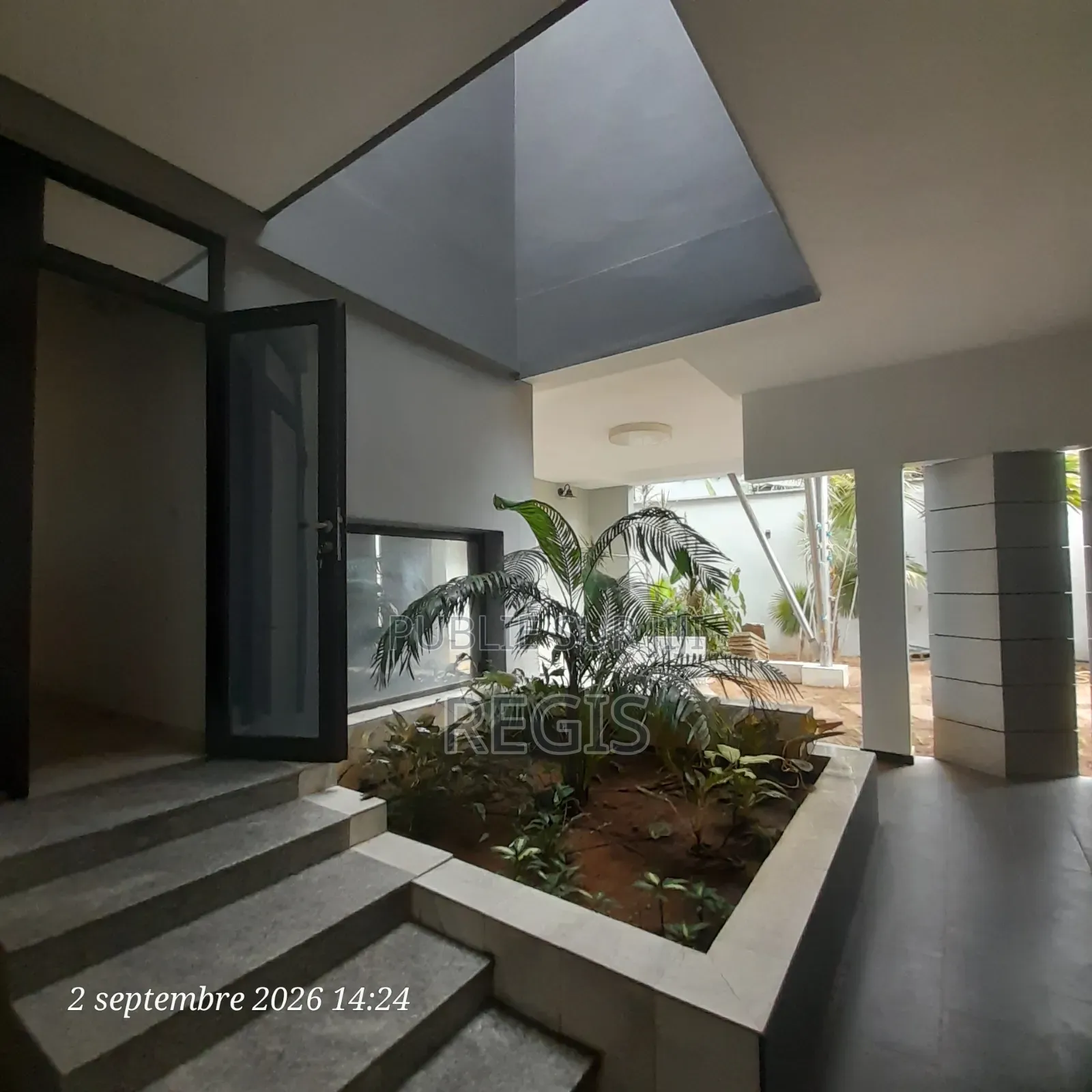 5chbre Duplex dans Regis, Cocody à Louer