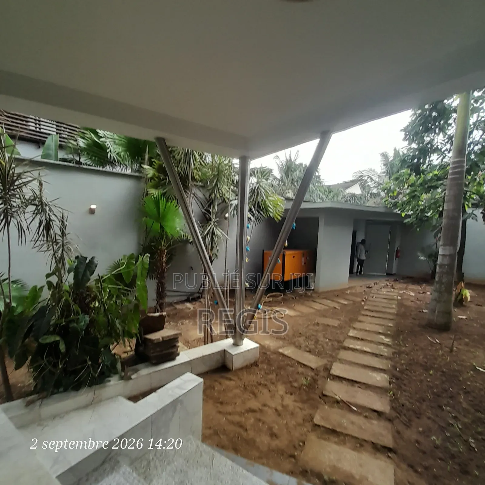 5chbre Duplex dans Regis, Cocody à Louer