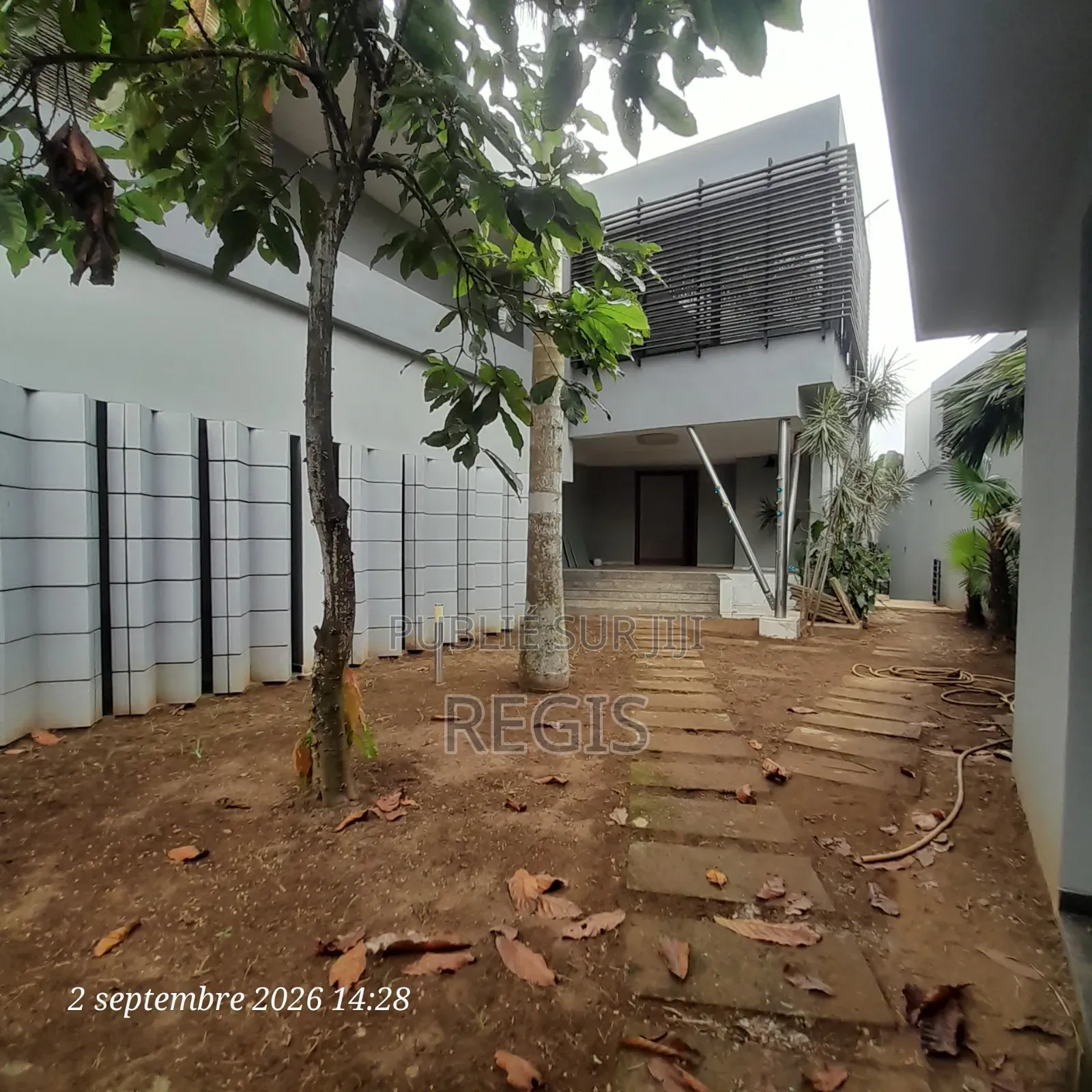 5chbre Duplex dans Regis, Cocody à Louer