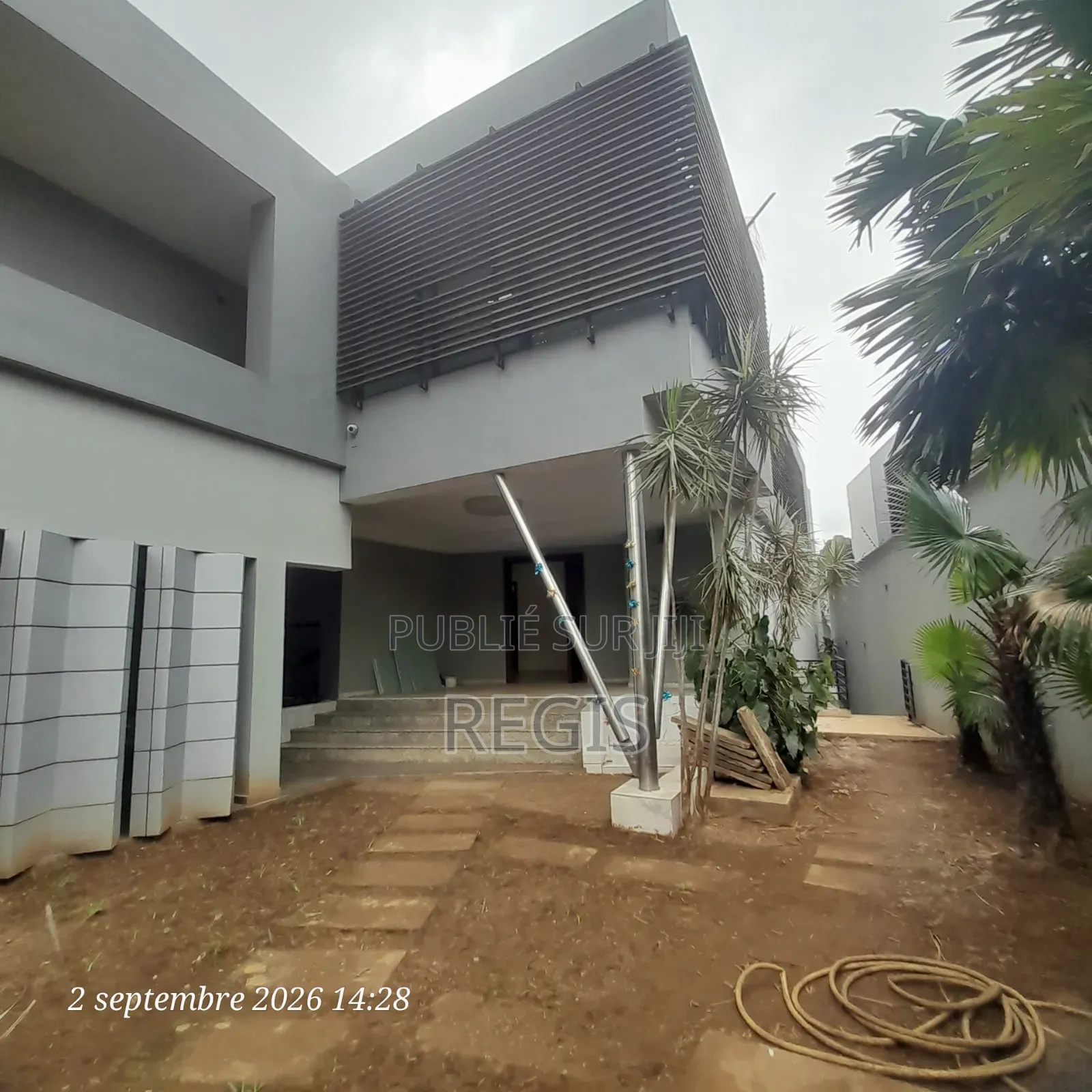 5chbre Duplex dans Regis, Cocody à Louer