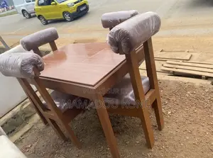 Table À Manger Et 04 Chaises