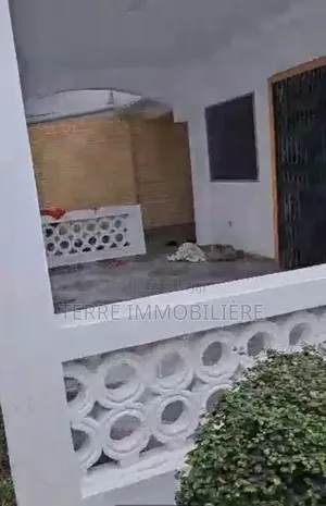 4chbre Villa dans La Terre Immobilière, Cocody à Vendre