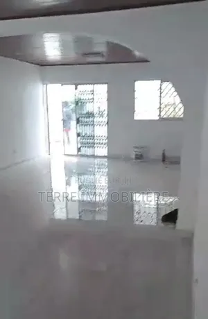 4chbre Villa dans La Terre Immobilière, Cocody à Vendre