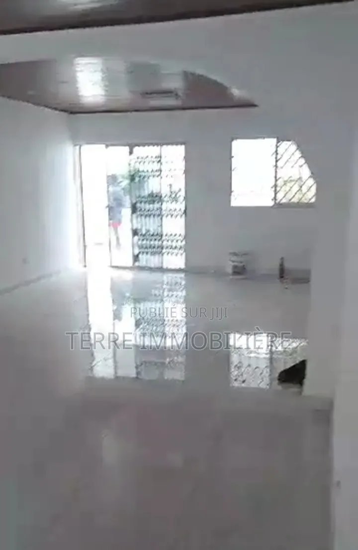 4chbre Villa dans La Terre Immobilière, Cocody à Vendre