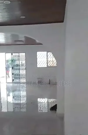 4chbre Villa dans La Terre Immobilière, Cocody à Vendre