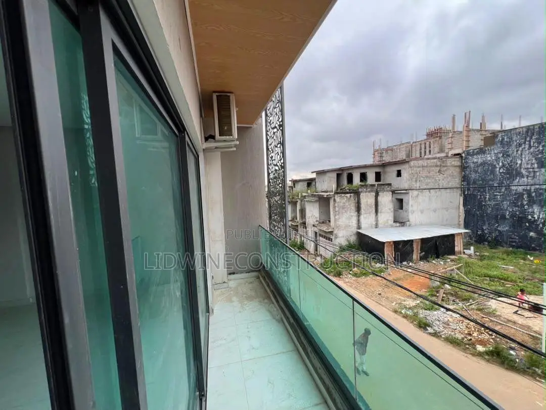 3chbre Appartement dans Cocody à Vendre
