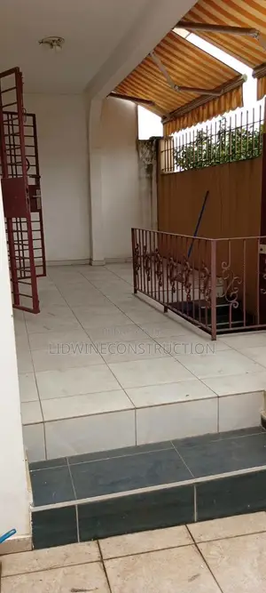 5chbre Duplex dans Bingerville à Louer