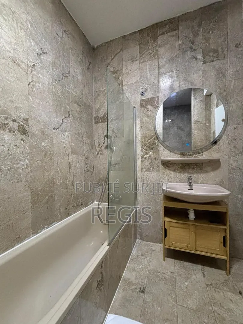 Meublé 2chbre Appartement dans Regis, Cocody à Louer
