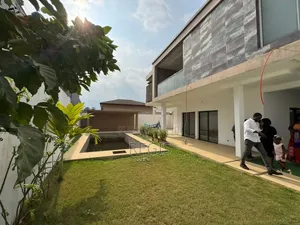 5chbre Duplex dans Regis, Cocody à Louer