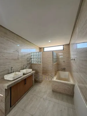 5chbre Duplex dans Regis, Cocody à Louer