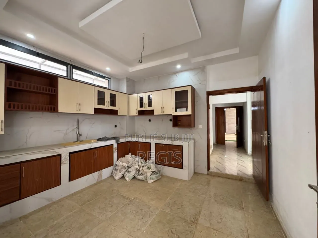 5chbre Duplex dans Regis, Cocody à Louer