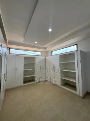 5chbre Duplex dans Regis, Cocody à Louer