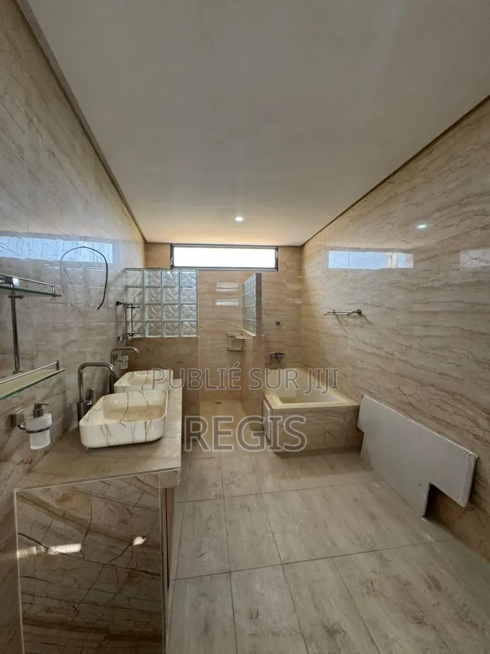5chbre Duplex dans Regis, Cocody à Louer