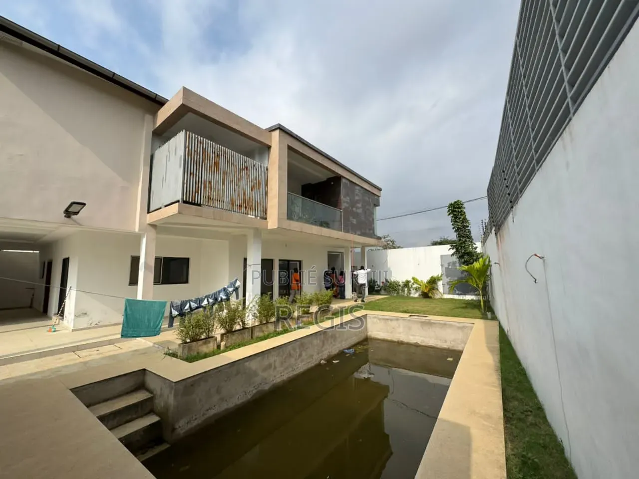 5chbre Duplex dans Regis, Cocody à Louer