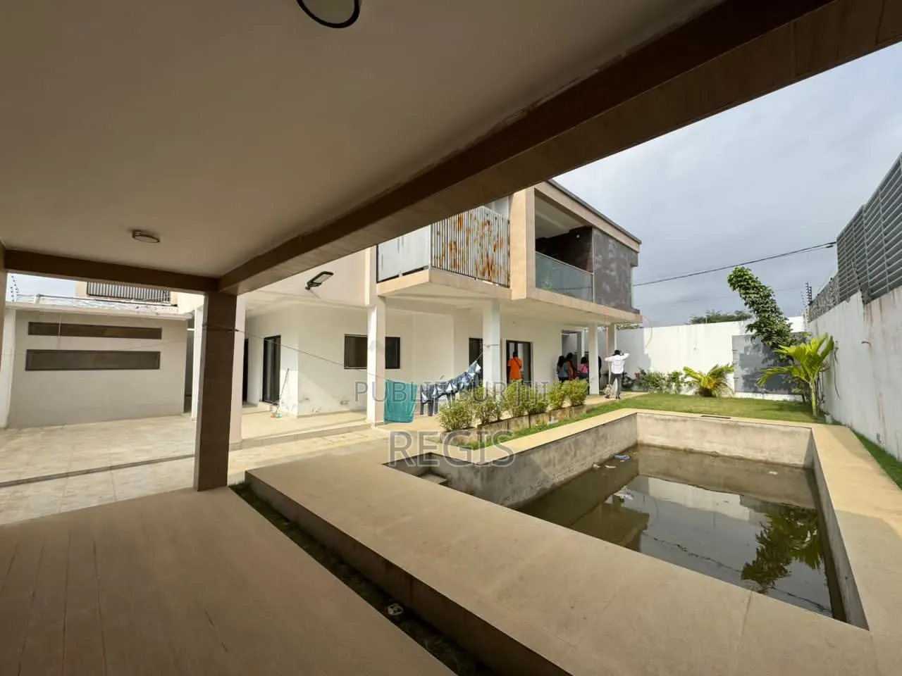 5chbre Duplex dans Regis, Cocody à Louer