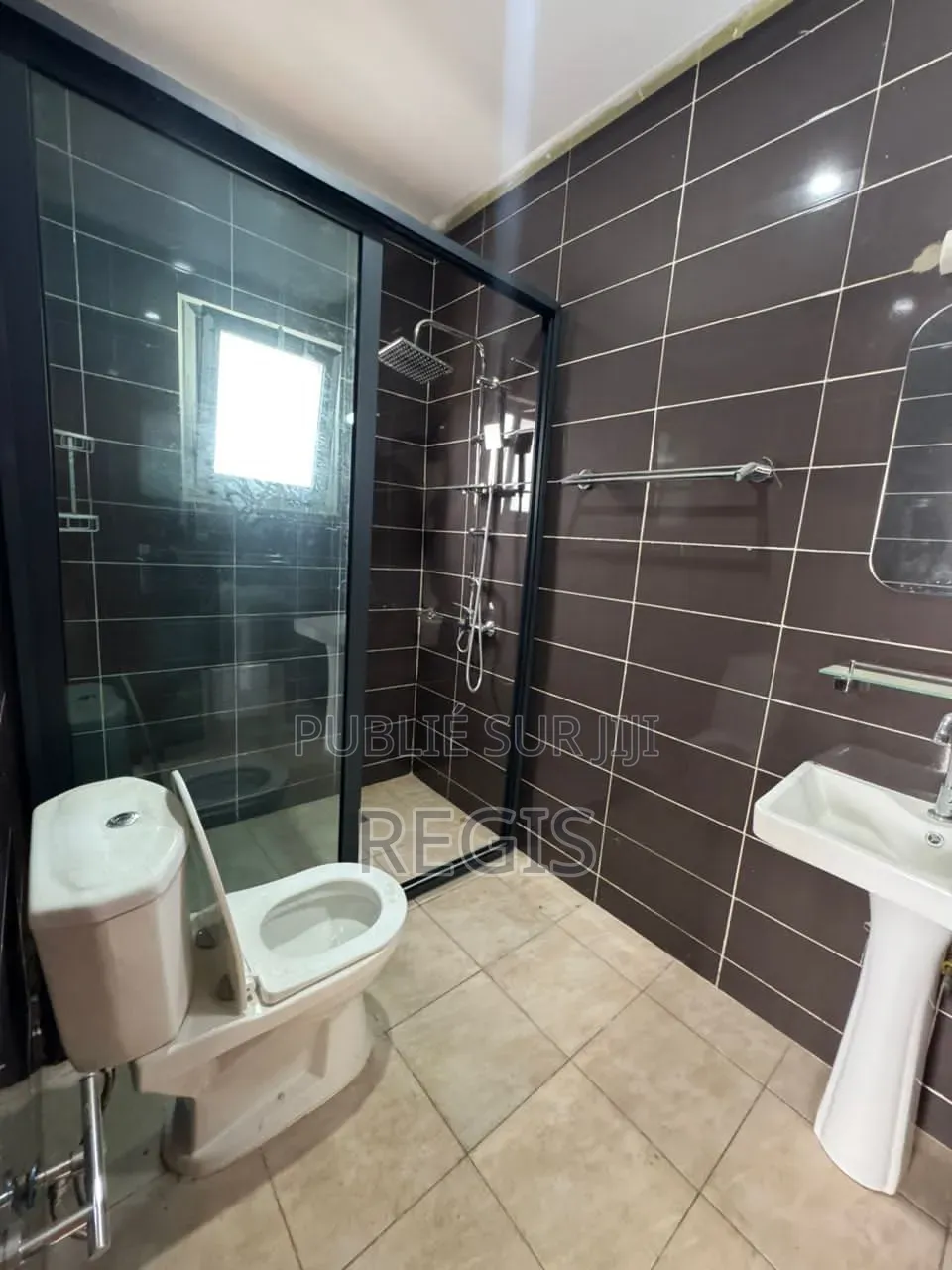 5chbre Duplex dans Regis, Cocody à Louer